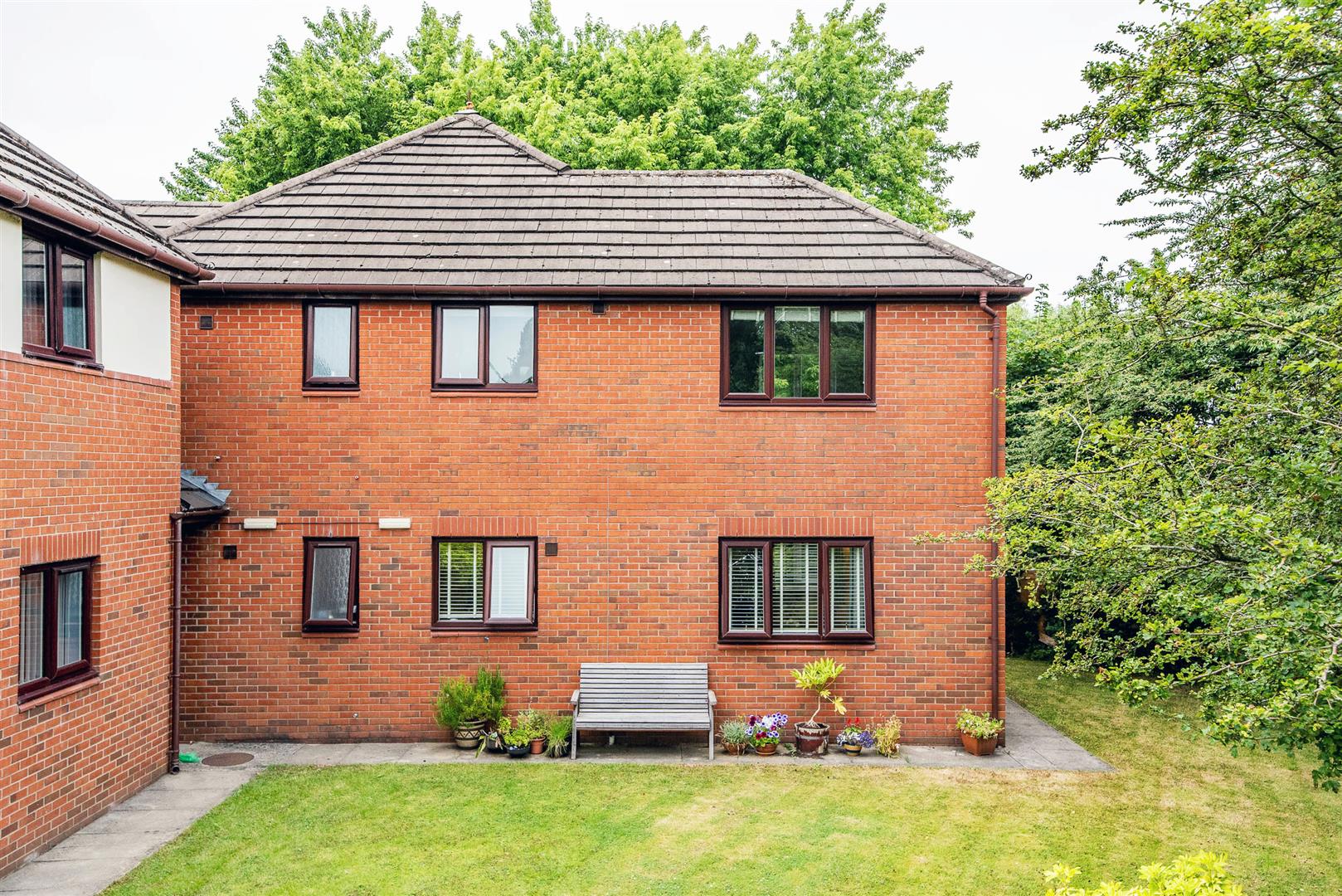 2 bed property in Kings Court, Leyland